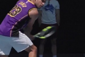 网坛世界第一也是詹蜜！阿尔卡拉斯穿詹姆斯球衣现身澳网！